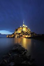 heure bleue pendant les grandes mares au mont-saint-michel  blue hour in mont-saint-michel.jpg